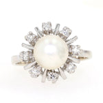 Ring in 585er Weißgold mit einer Zuchtperle und Diamanten, liegend frontal