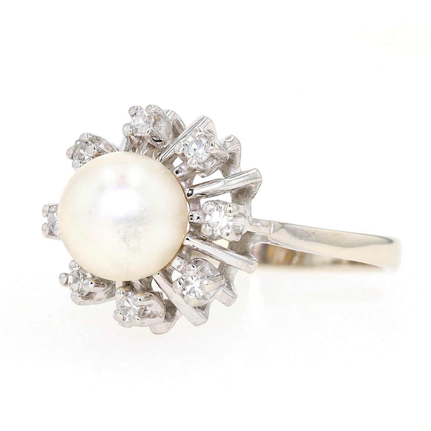 Ring in 585er Weißgold mit einer Zuchtperle und Diamanten, liegend links gedreht