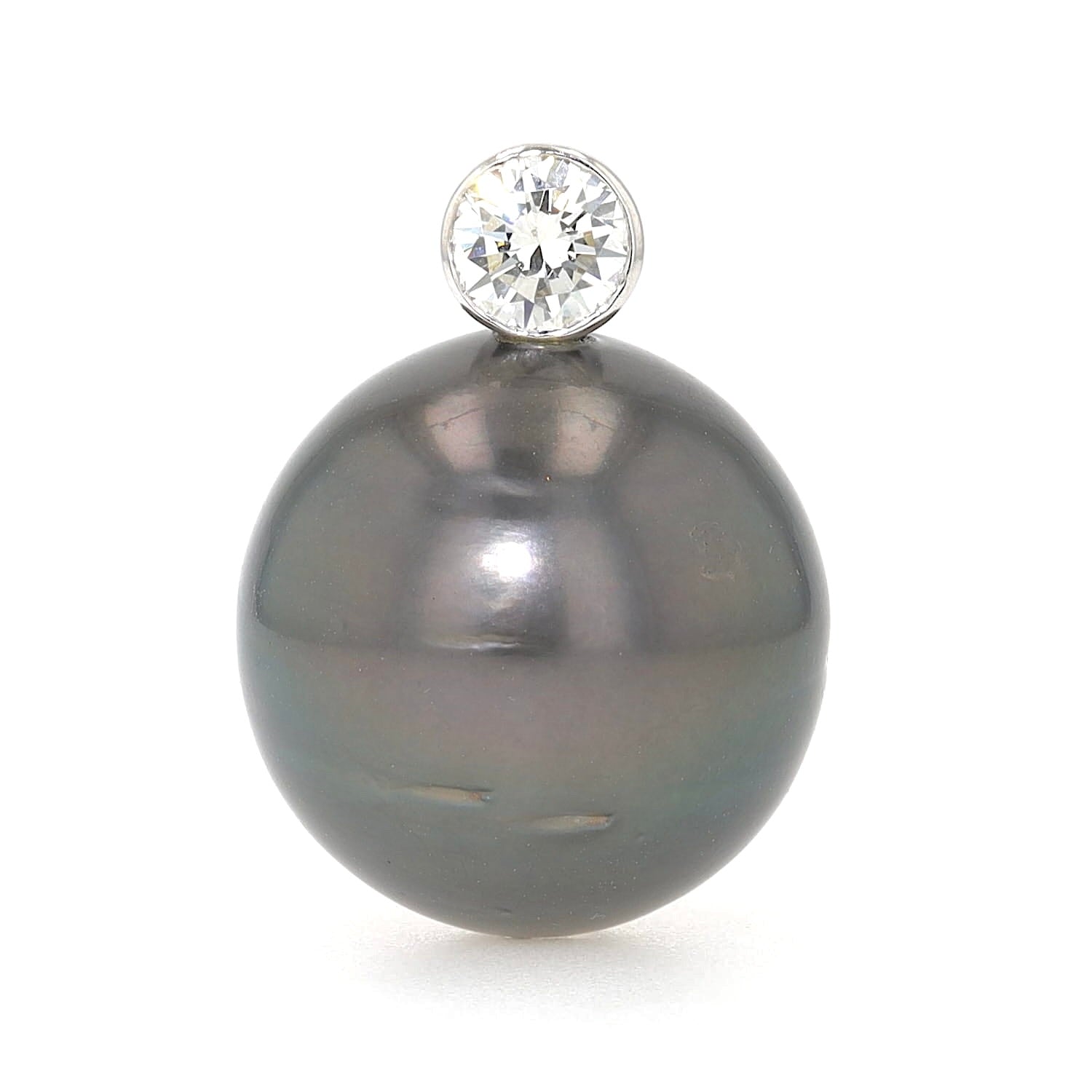 Pendant with a Tahiti cultured pearl, the eyelet is made of 750 white gold with a brilliants