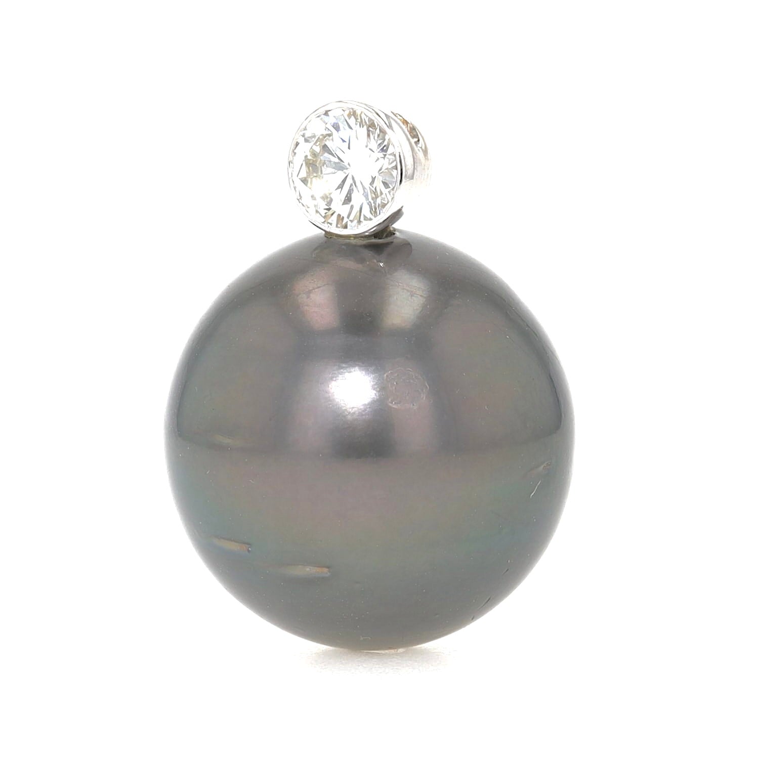 Pendant with a Tahiti cultured pearl, the eyelet is made of 750 white gold with a brilliants