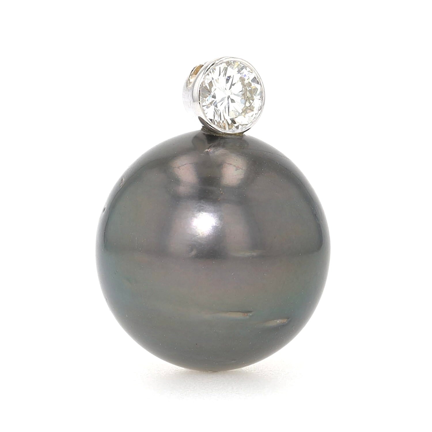 Pendant with a Tahiti cultured pearl, the eyelet is made of 750 white gold with a brilliants