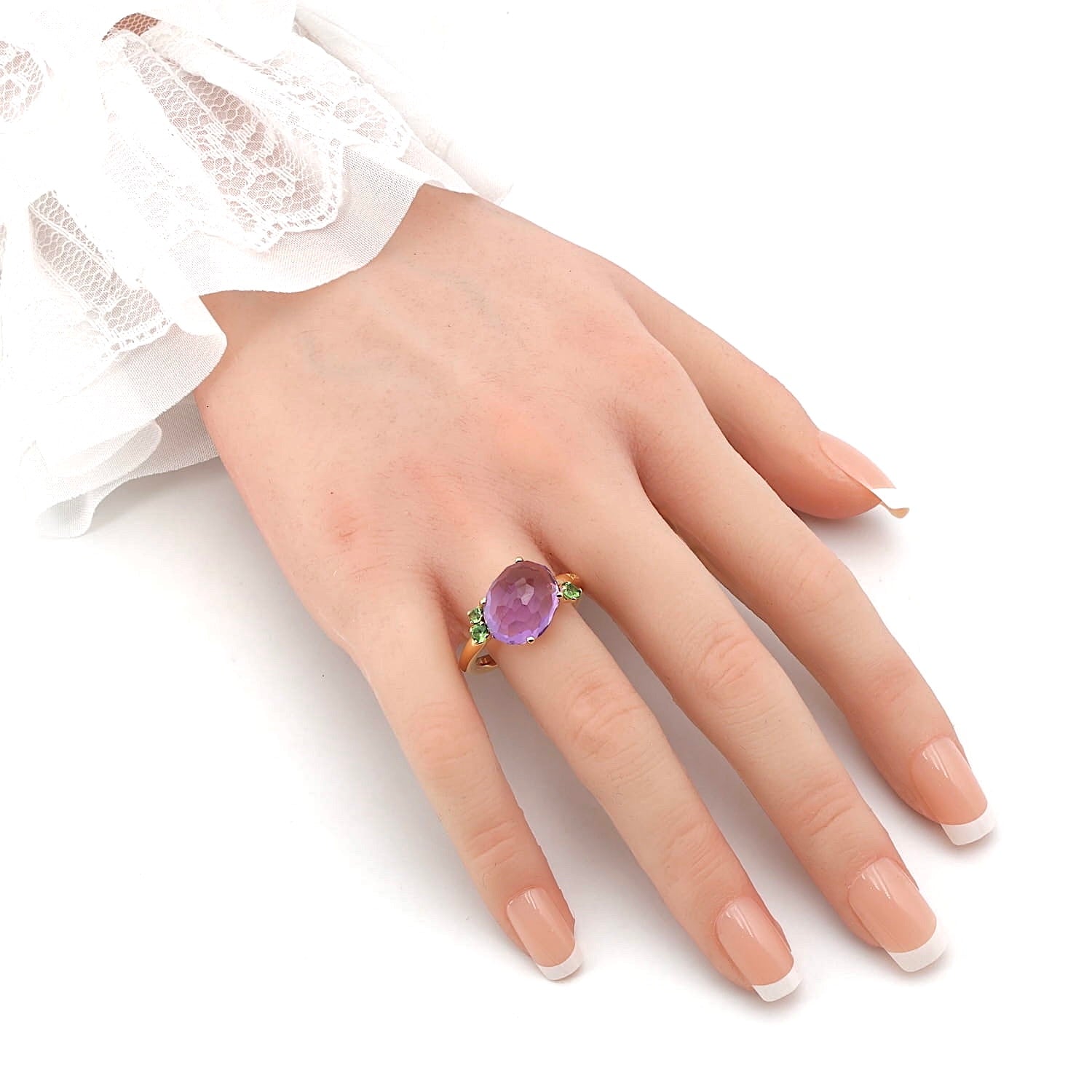 Pomellato Ring in 750er Roségold mit einem Amethyst und Tsavorithen, an der Hand