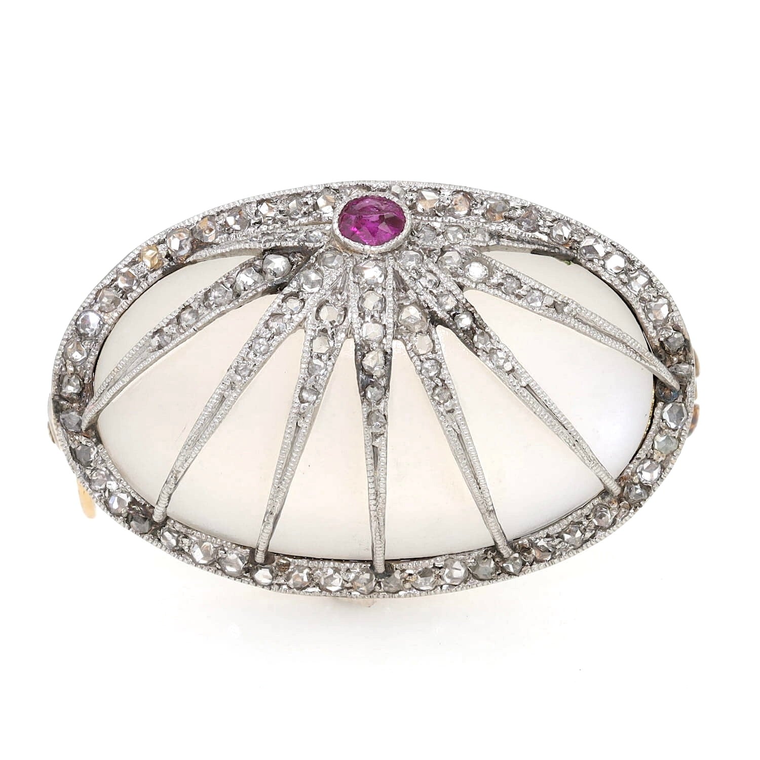 Art Deco Brosche aus 750er Rotgold/Platin mit einem Mondstein, Diamanten und einem Rubin, liegend frontal