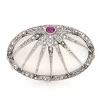 Art Deco Brosche aus 750er Rotgold/Platin mit einem Mondstein, Diamanten und einem Rubin, liegend frontal