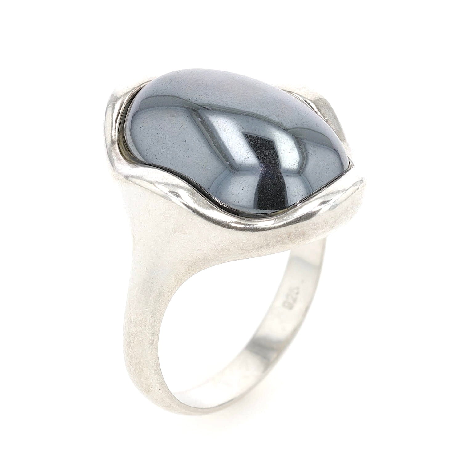 Ring in 925er Silber mit einem Hämatit-Cabochon, stehend