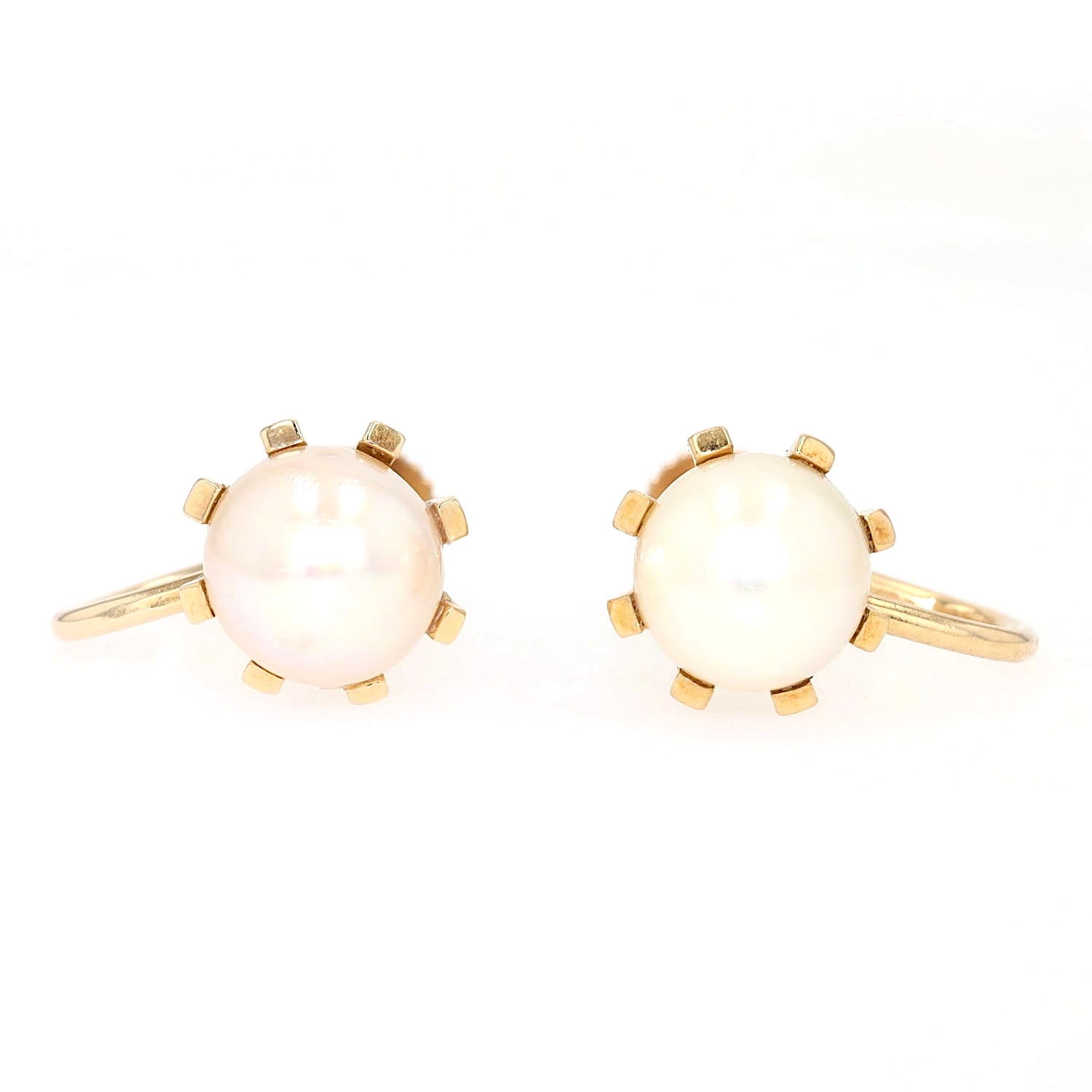 Vintage earrings with ear screws in 585 yellow gold, each with a cultured pearl, lying frontally