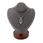 Kette und Anhänger aus 925er Silber mit Vergoldung und einem Brillanten, an einer dunklen Büste