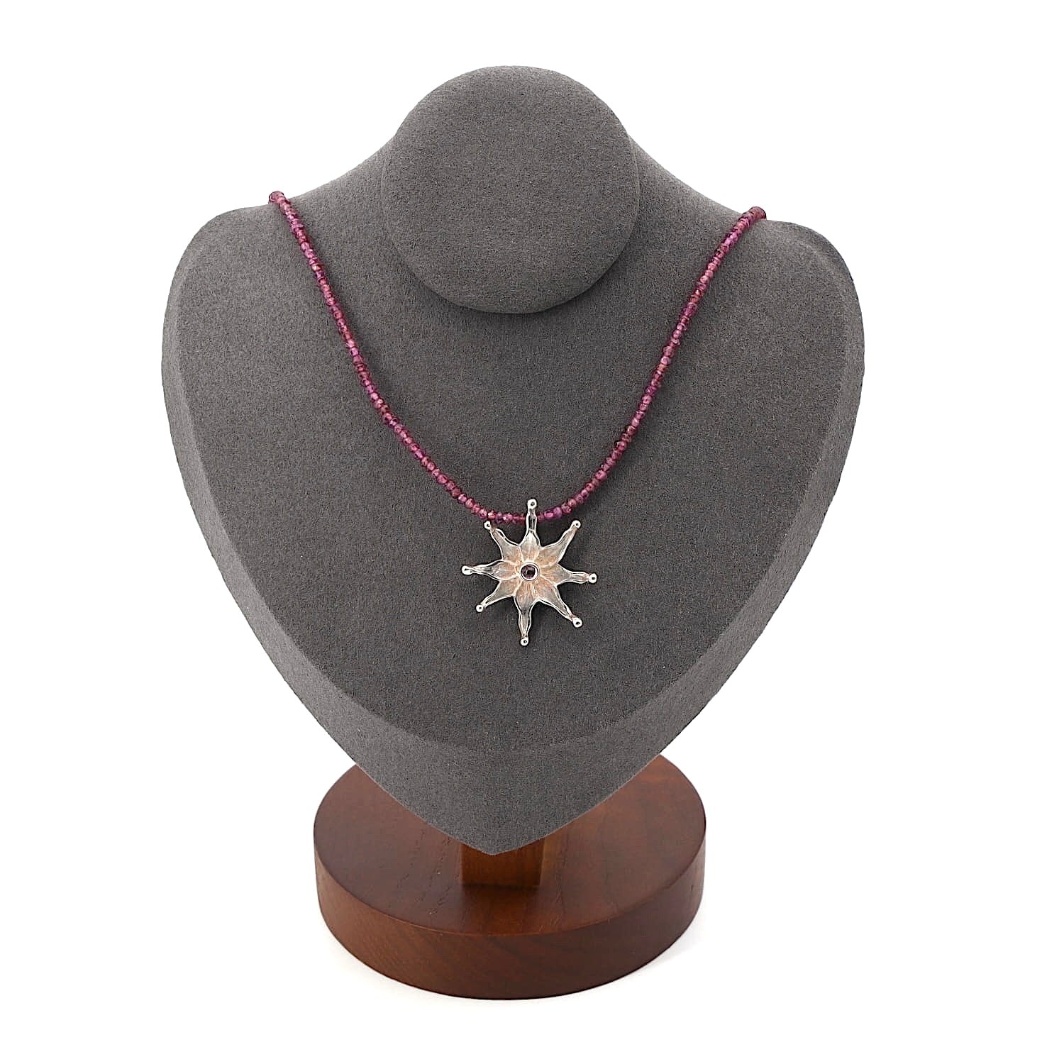 Garnet necklace with a 925 silver pendant, on the bust