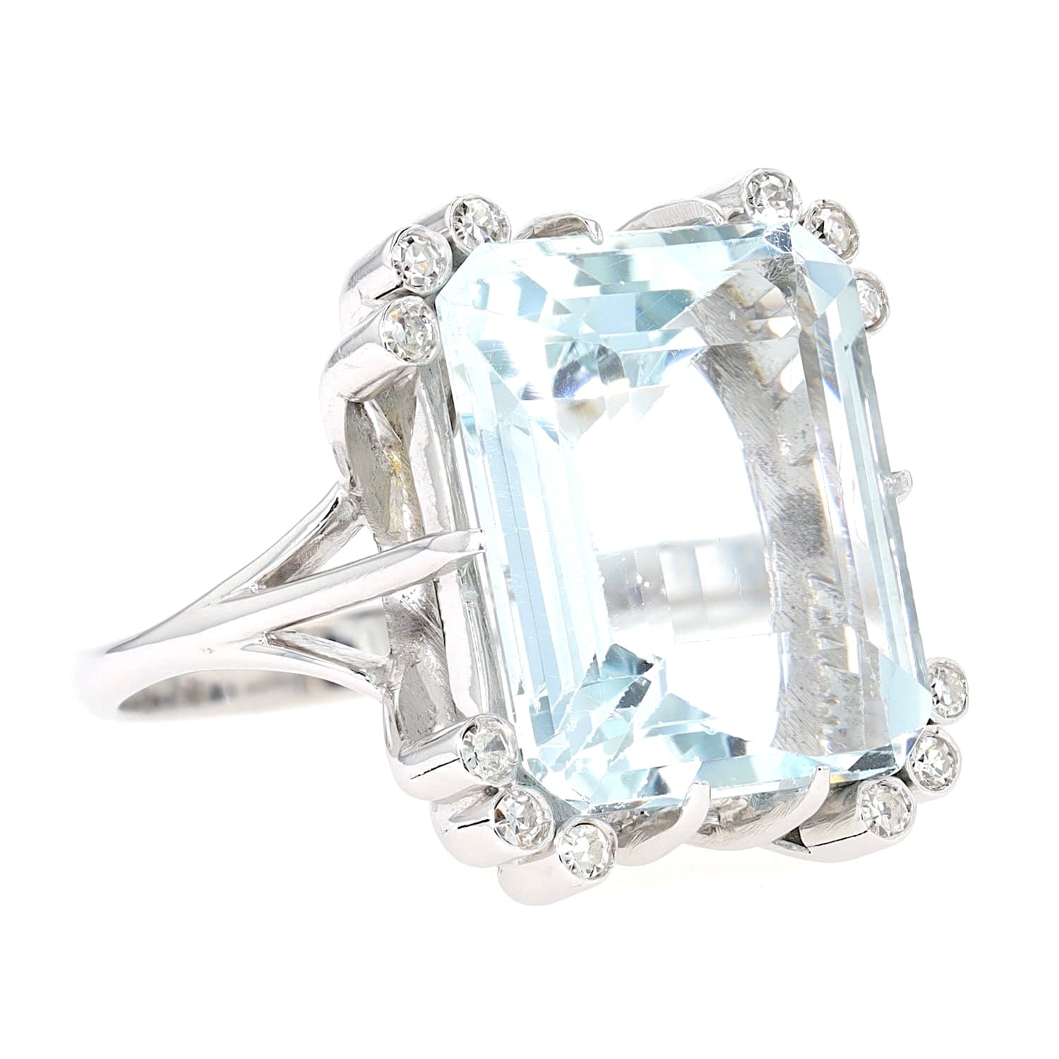 Vintage ring in 750 white gold with a large aquamarine and diamonds, turned horizontally to the right