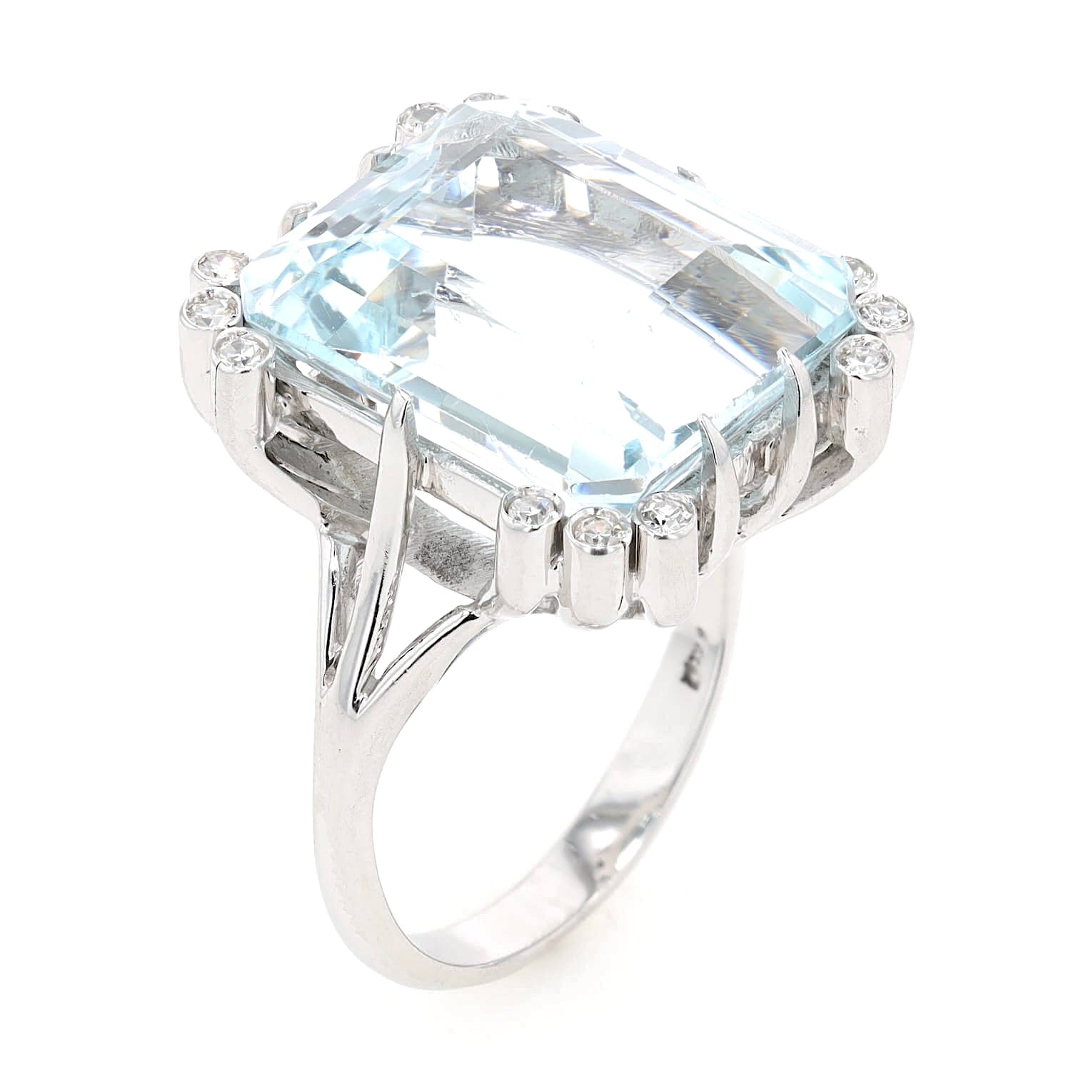 Vintage ring in 750 white gold with a large aquamarine and diamonds, standing