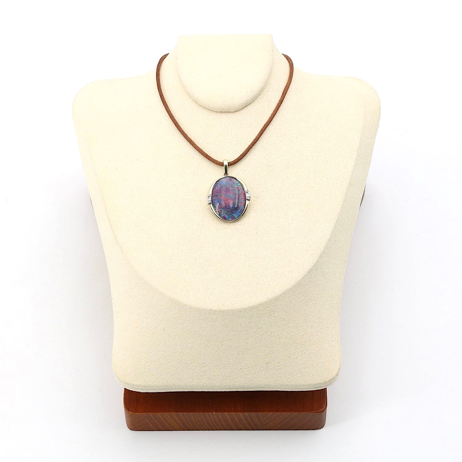 Pendant in 585 yellow gold with an opal triplet and diamonds, on the bust