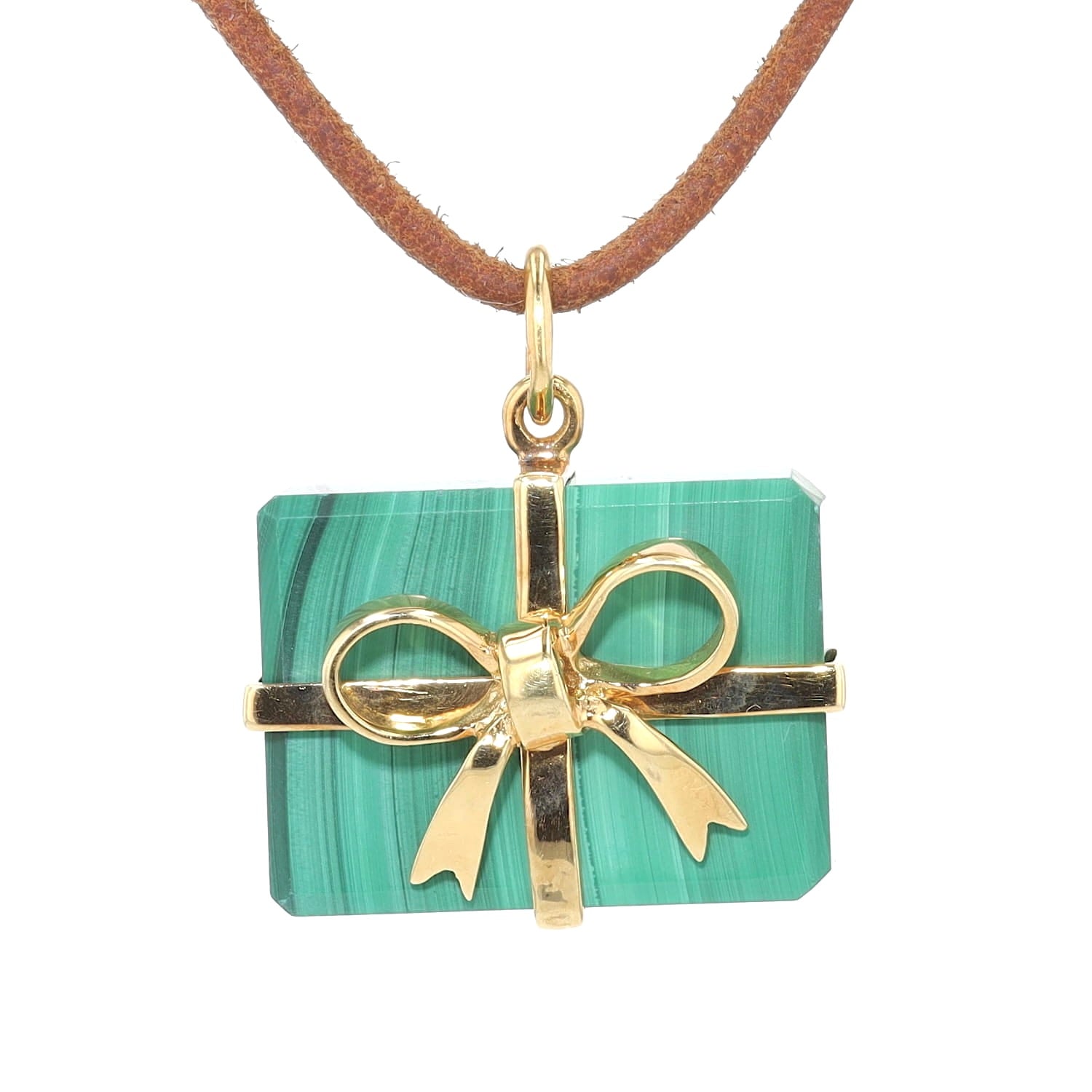 Pendant in 585 yellow gold with a malachite, hanging frontally