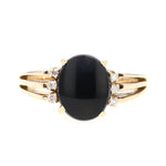 Ring in 585er Gelbgold mit einer Onyx-Platte und Diamanten, liegend frontal