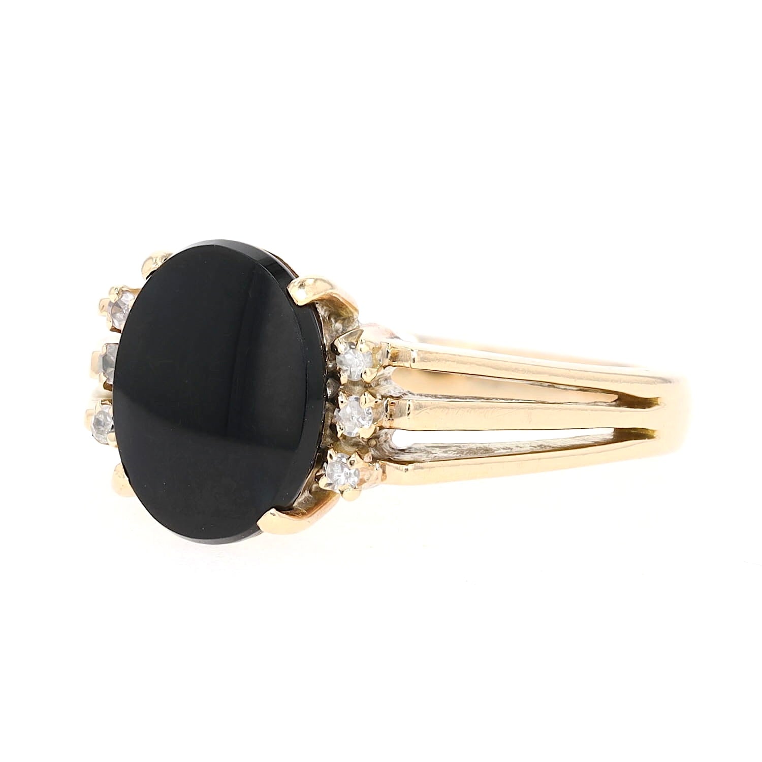 Ring in 585er Gelbgold mit einer Onyx-Platte und Diamanten, liegend links gedreht