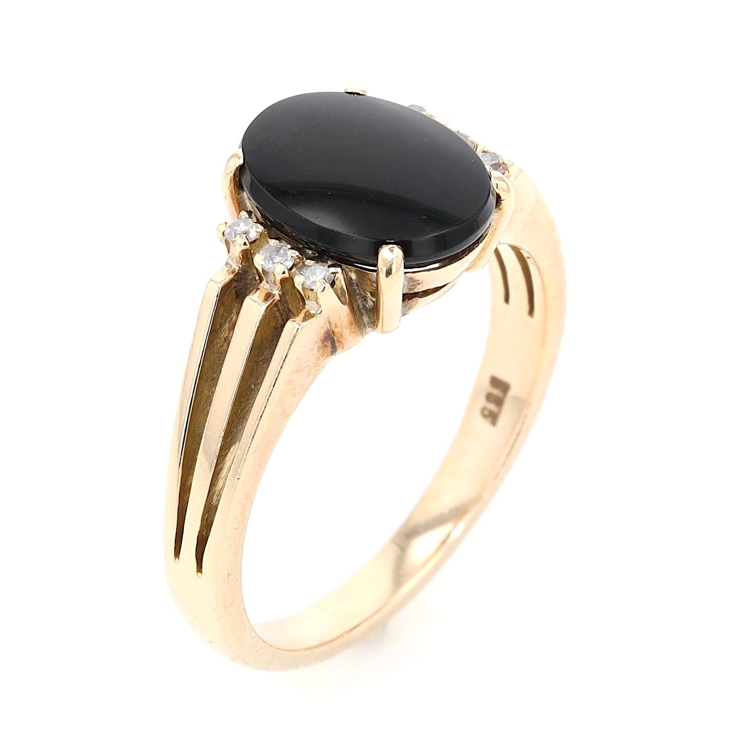 Ring in 585er Gelbgold mit einer Onyx-Platte und Diamanten, stehend