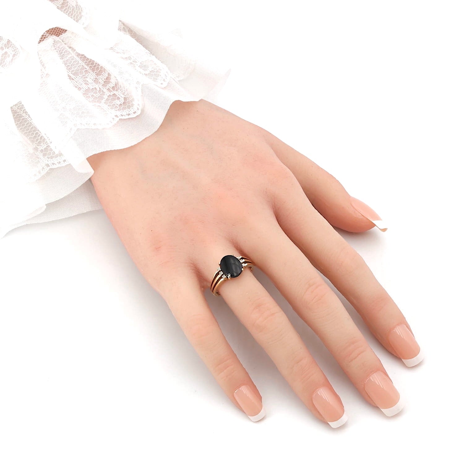 Ring in 585er Gelbgold mit einer Onyx-Platte und Diamanten, an der Hand