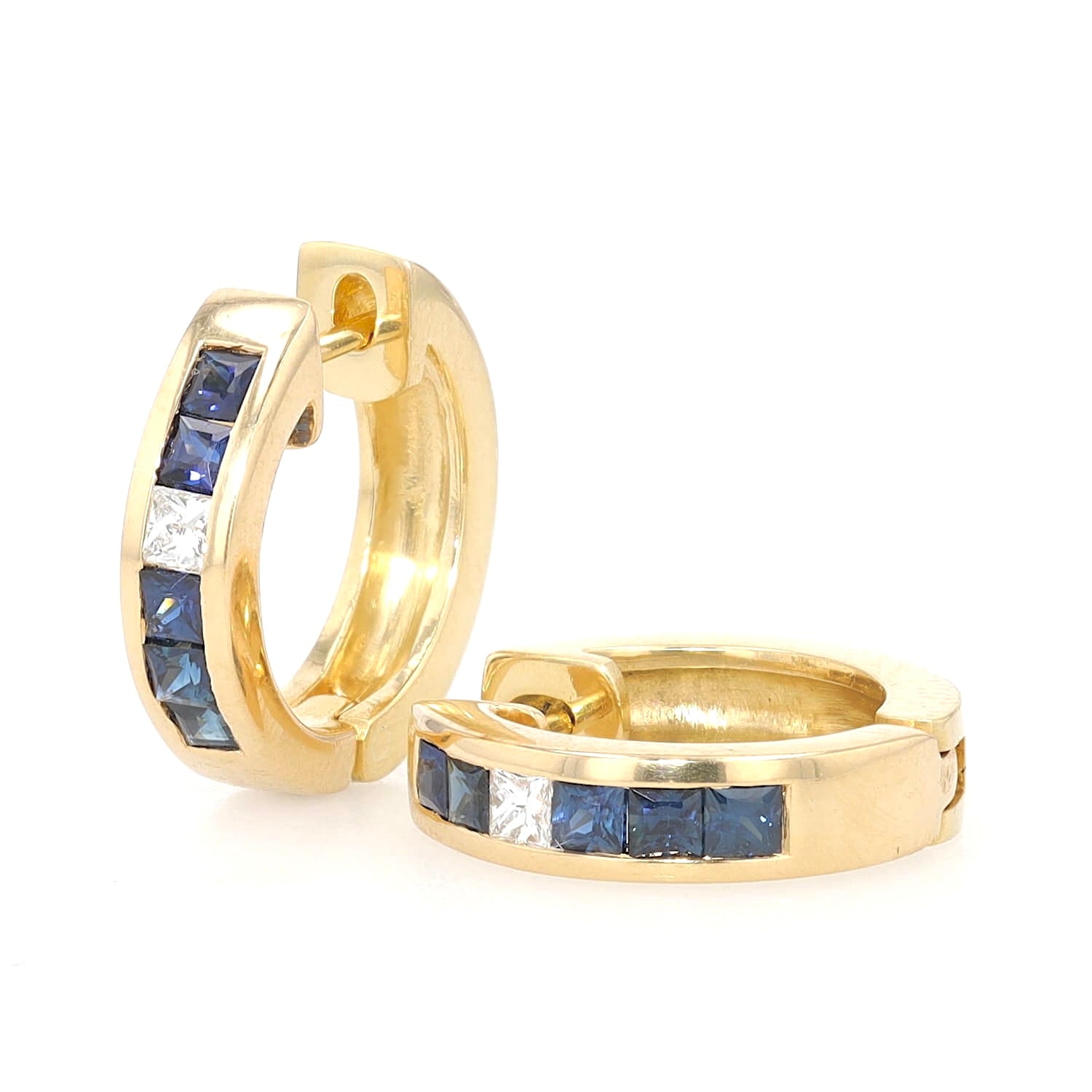 A pair of hoop earrings in 750 yellow gold with diamonds and sapphires, one standing and one lying turned to the right