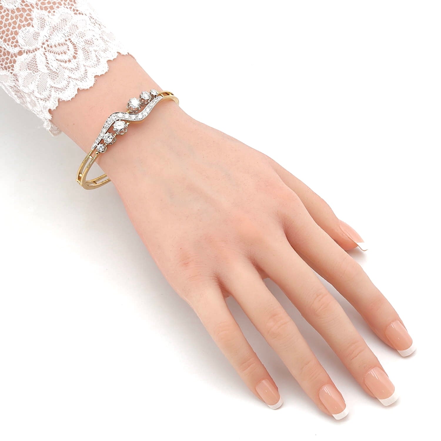 Vintage bangle in 585 gold with a total of approx. 2.9 ct brilliants and diamonds, standing