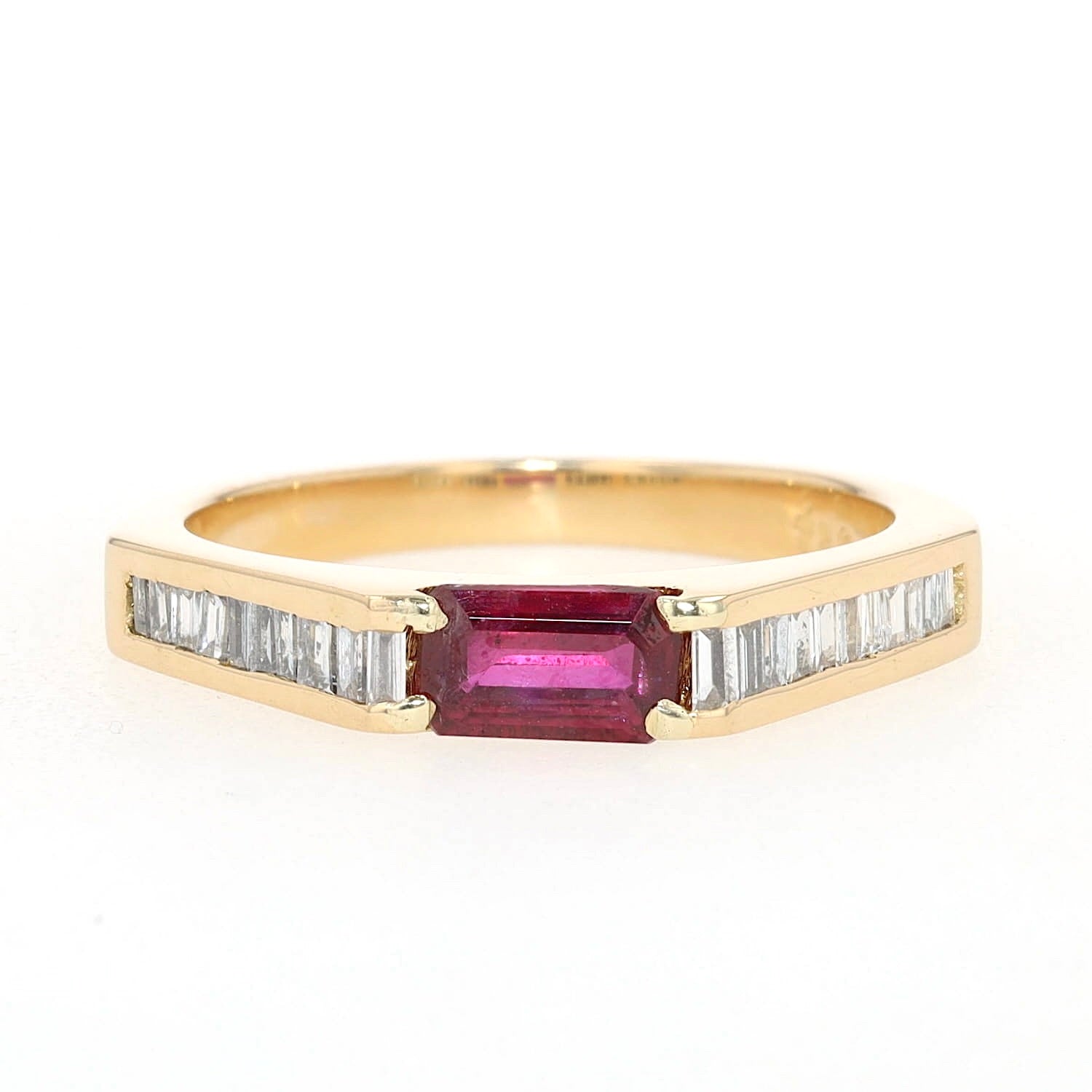 Ring in 750er Gelbgold mit einem Rubin und Diamanten, liegend frontal