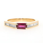 Ring in 750er Gelbgold mit einem Rubin und Diamanten, liegend frontal