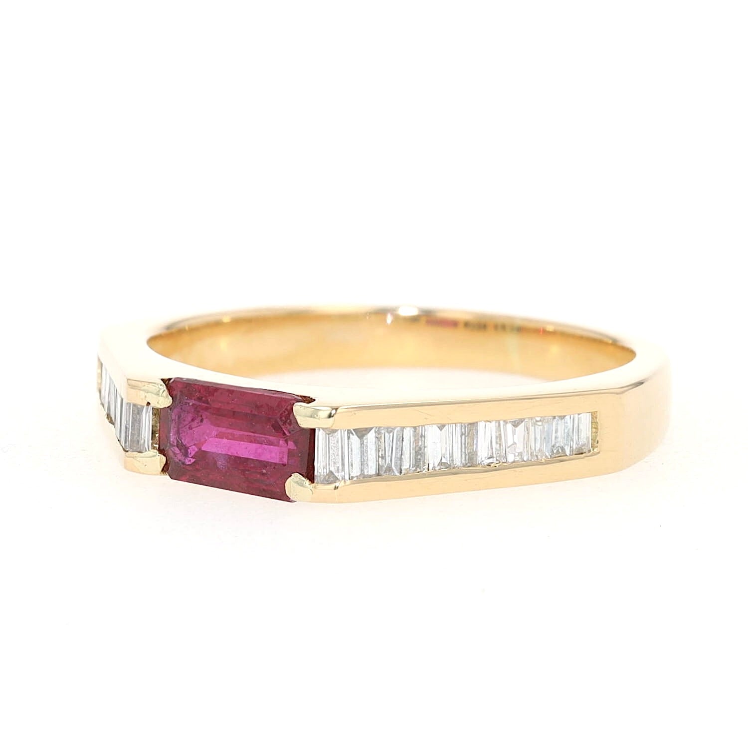 Ring in 750er Gelbgold mit einem Rubin und Diamanten, liegend links gedreht