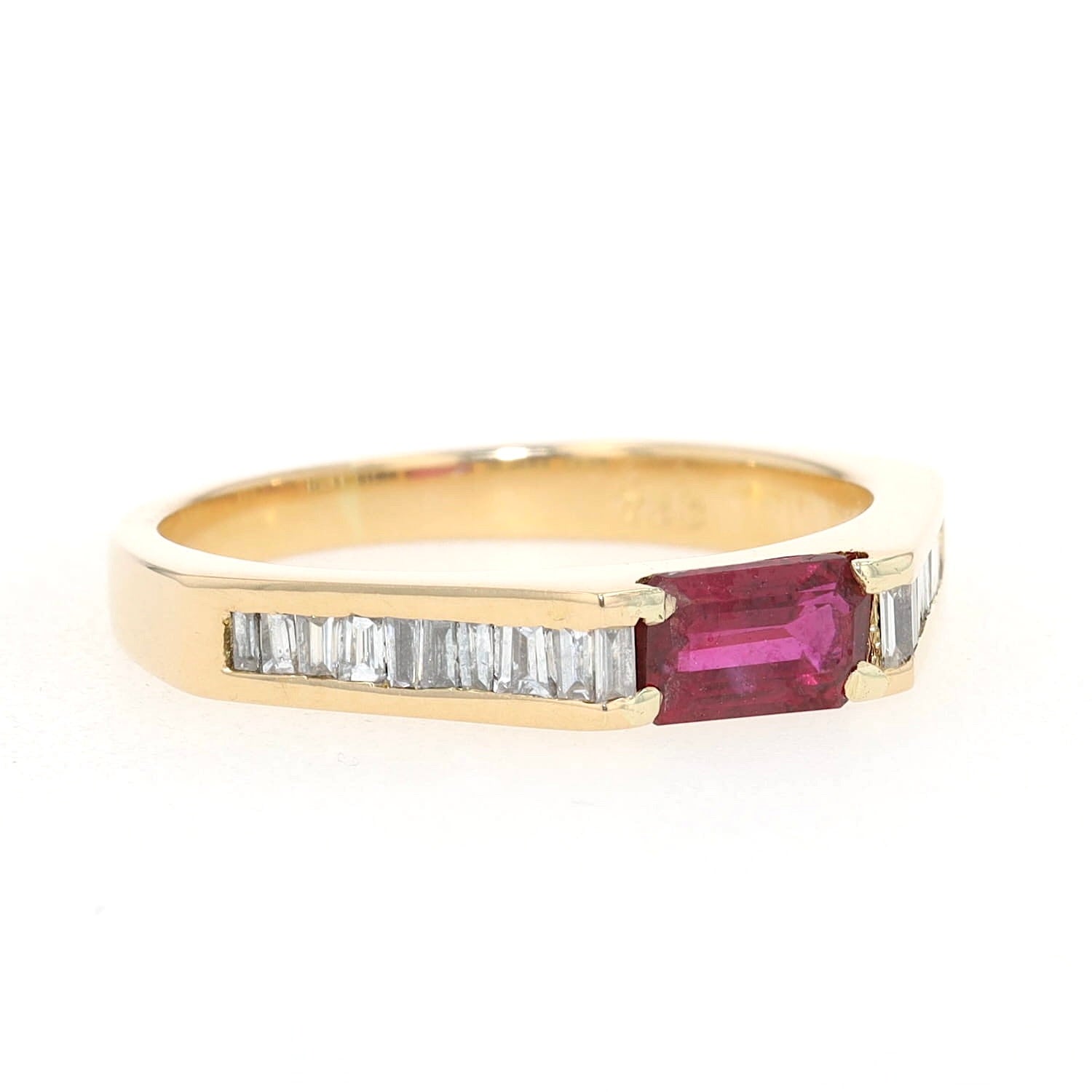 Ring in 750er Gelbgold mit einem Rubin und Diamanten, liegend rechts gedreht