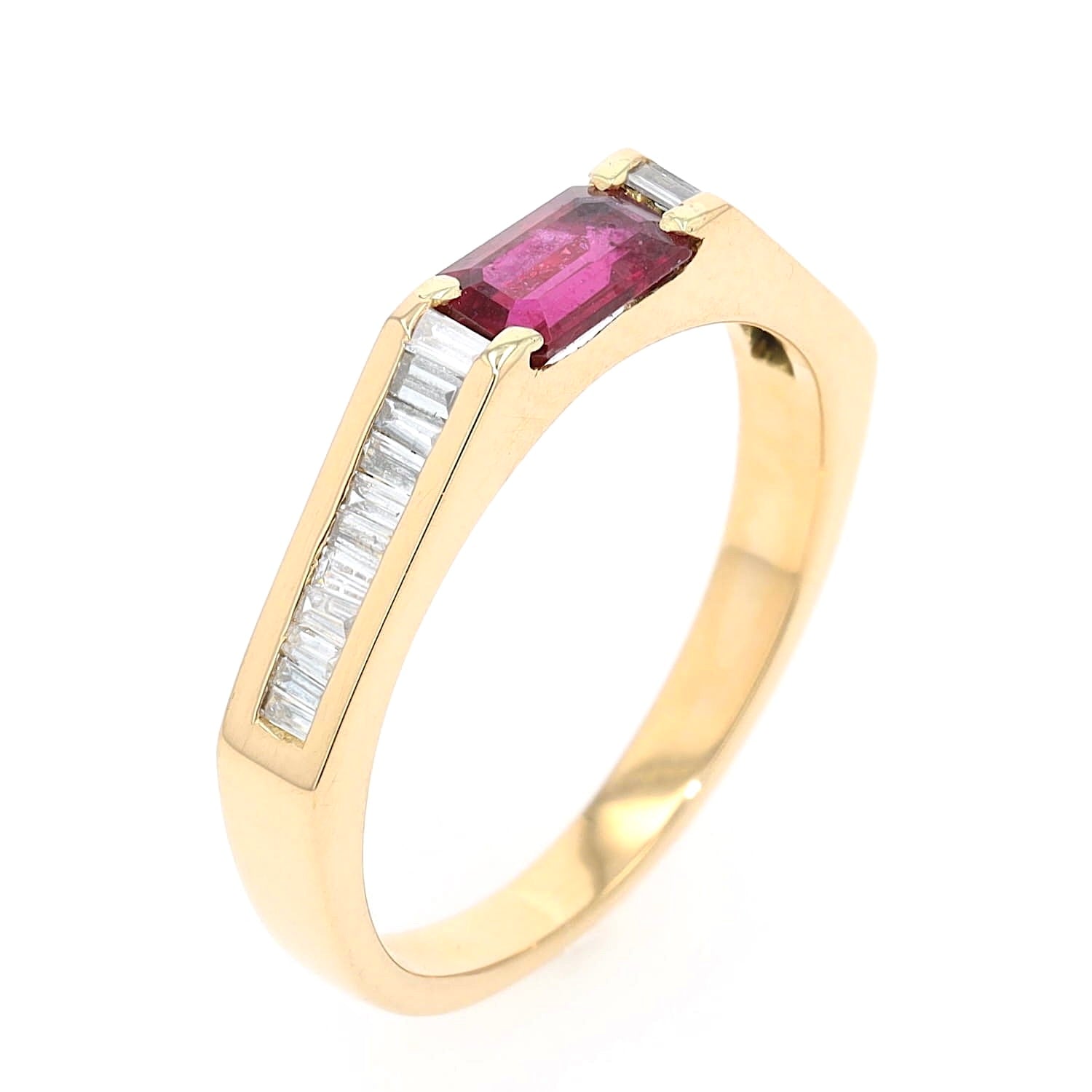 Ring in 750er Gelbgold mit einem Rubin und Diamanten, stehend
