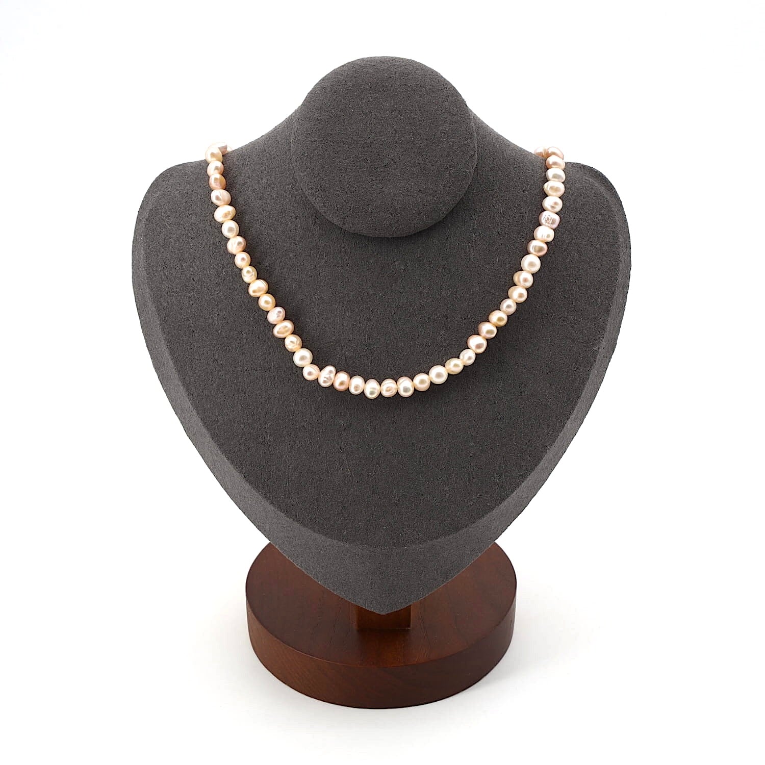 Zuchtperlenkette mit einem Doppelschloß aus 585er Gelbgold, an der Büste