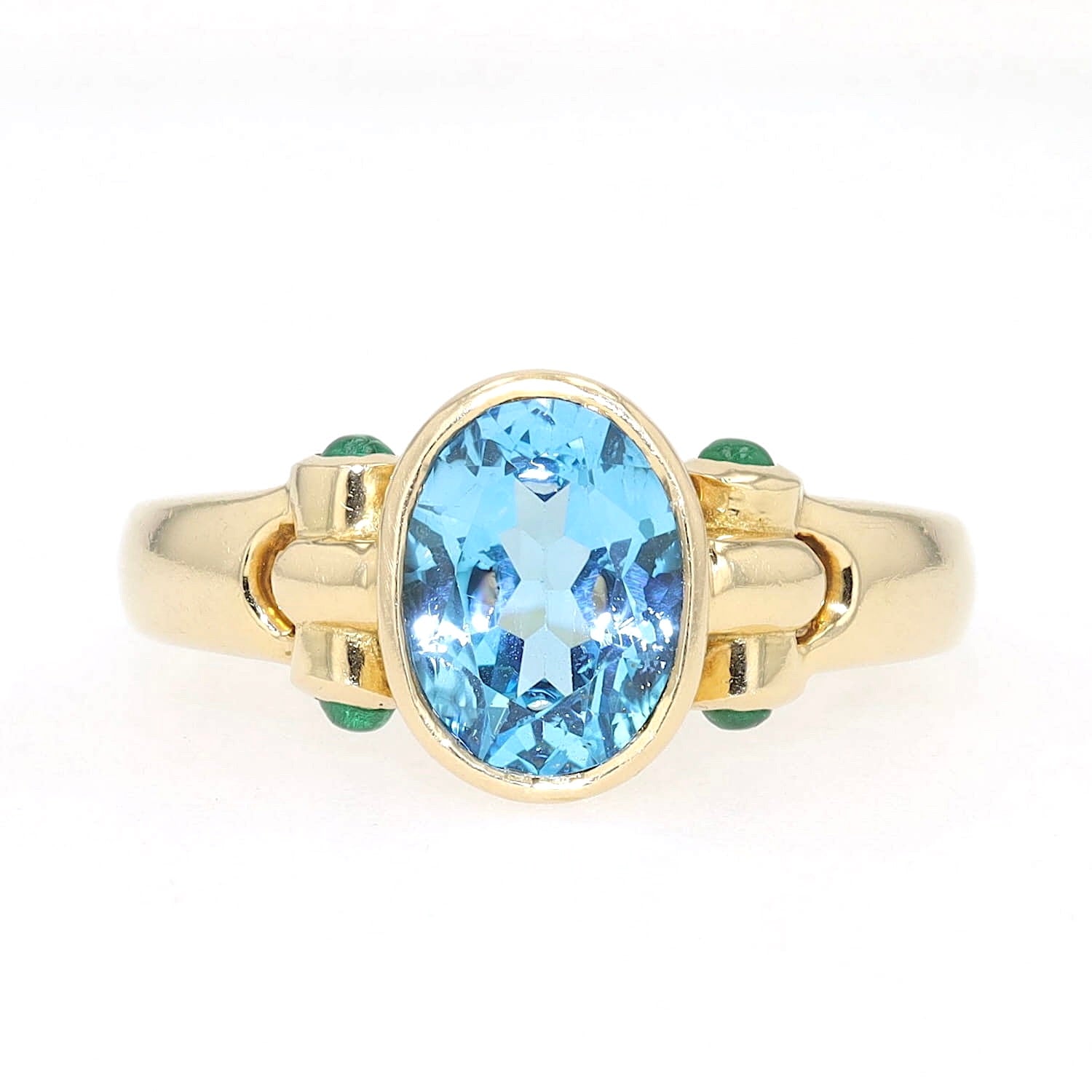 Ring in 750er Gelbgold mit einem blauen Topas und Smaragden, liegend frontal