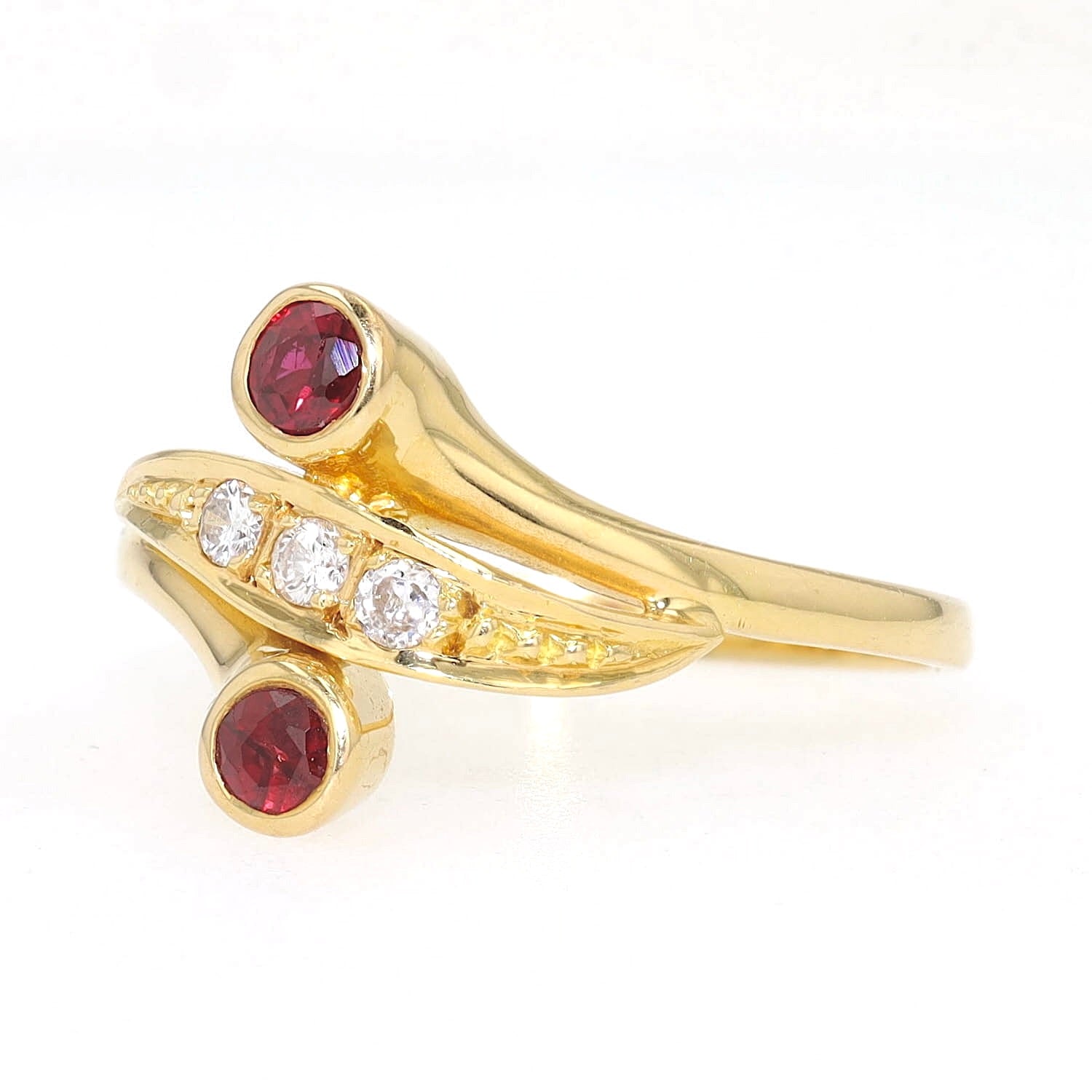 Ring in 750 yellow gold with rubies and brilliants, turned horizontally to the left