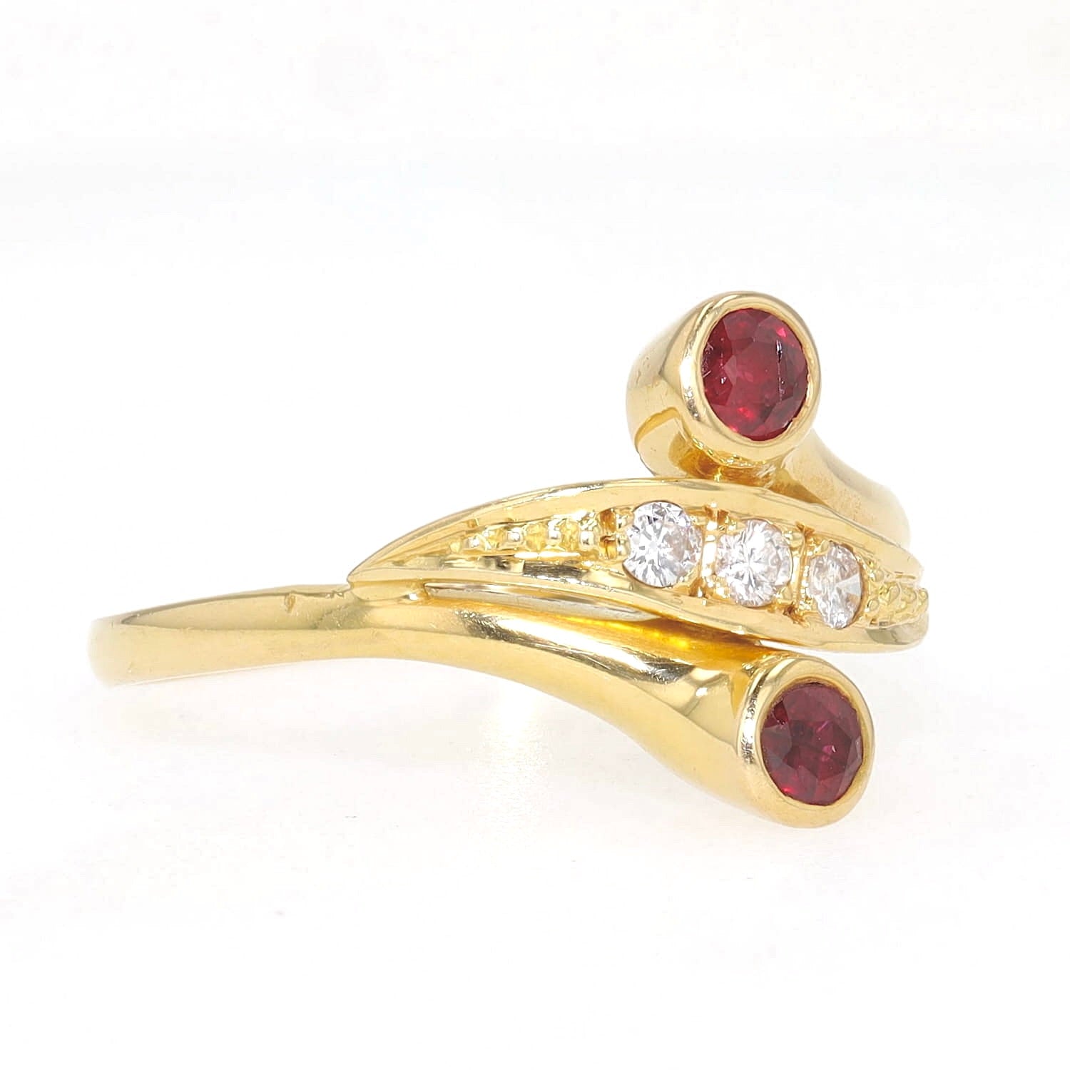 Ring in 750 yellow gold with rubies and brilliants, turned horizontally to the right