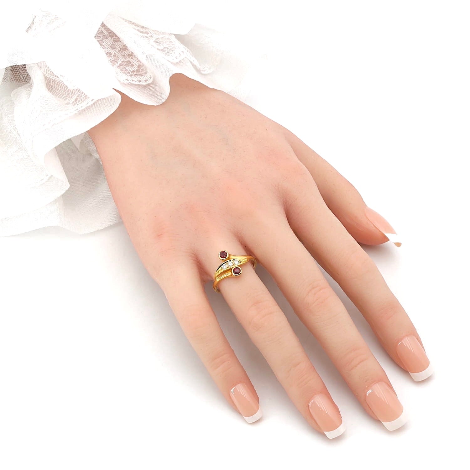 Ring in 750 yellow gold with rubies and brilliants, on the hand