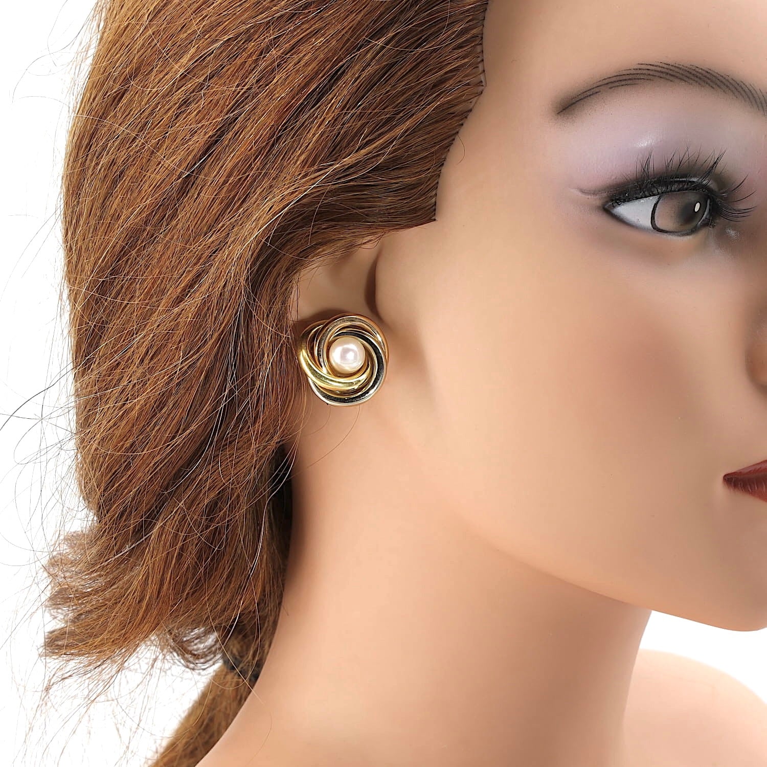 Vintage ear clips in 750 Tricolor gold, each with a cultured pearl, individually on the ear