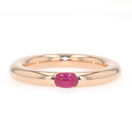 Ring in 750 rose gold with a Ruby cabochon, lying frontally