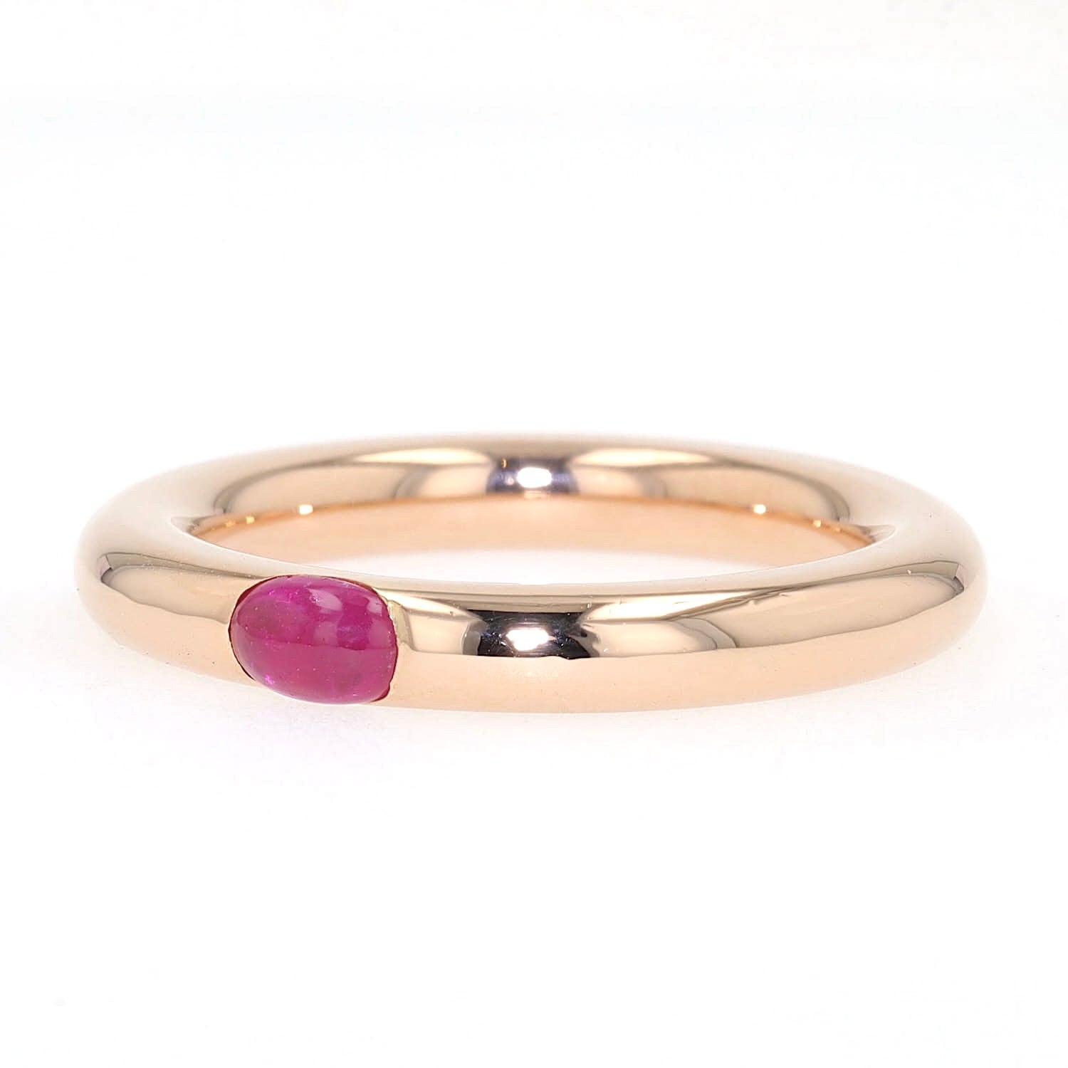 Ring in 750 rose gold with a Ruby cabochon, turned horizontally to the left