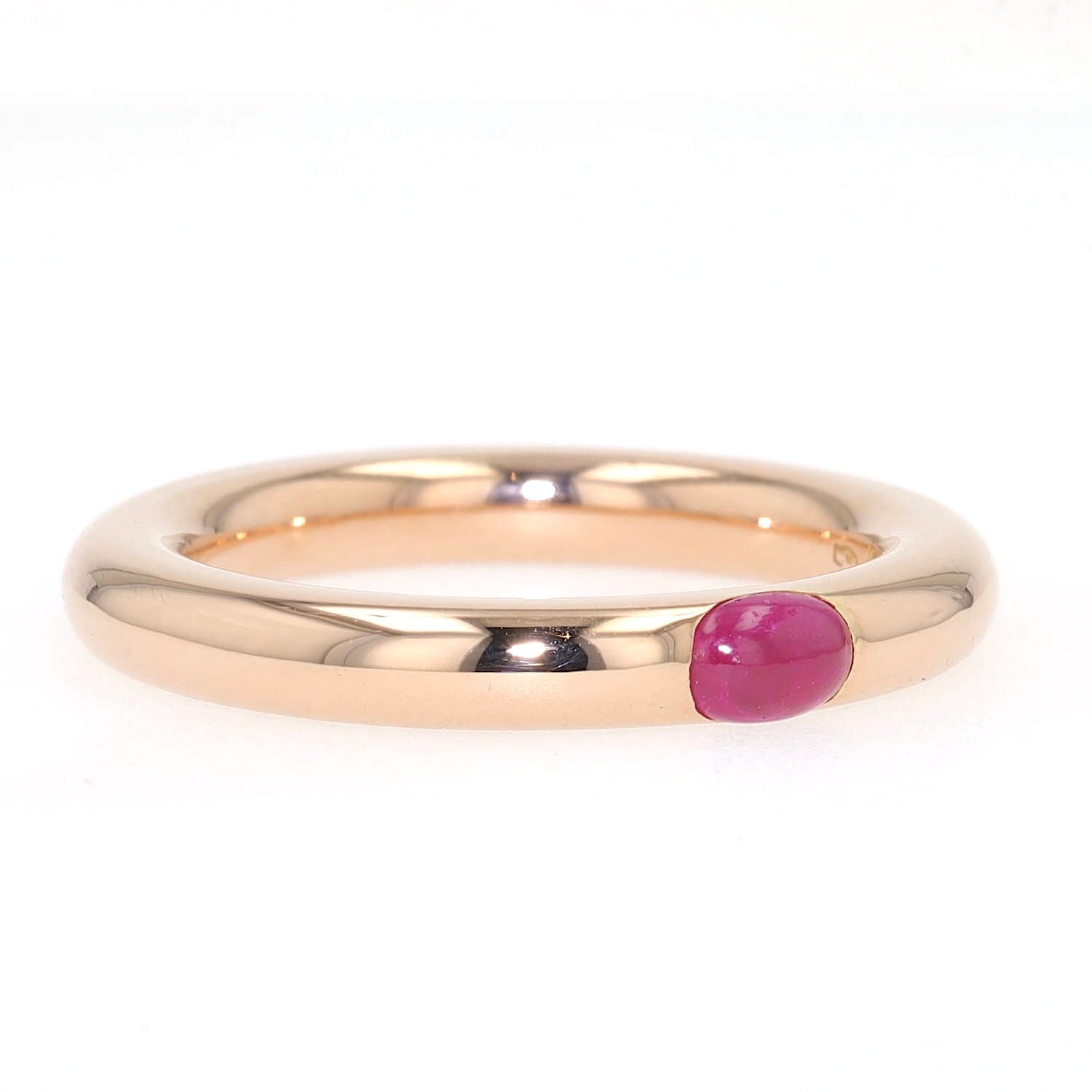 Ring in 750 rose gold with a Ruby cabochon, turned horizontally to the right