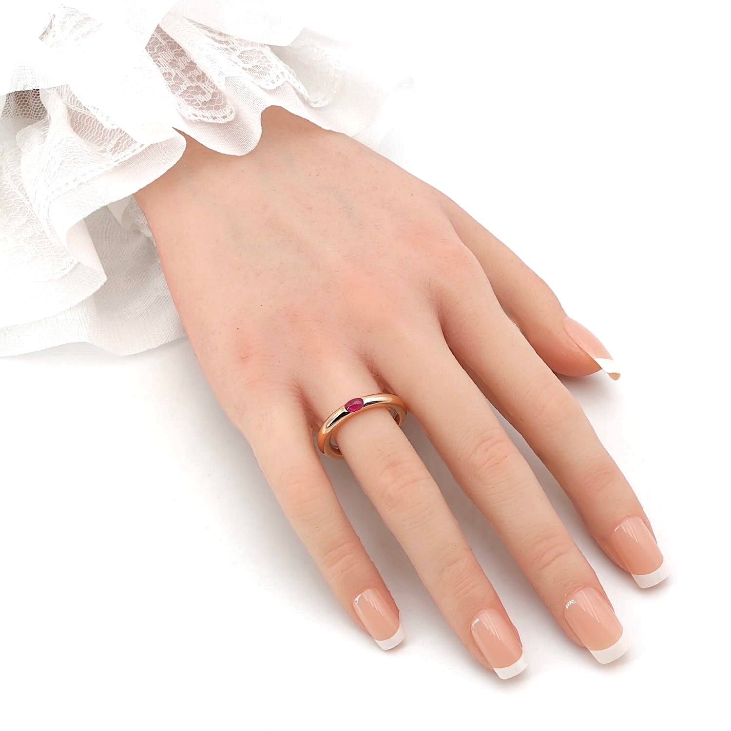 Ring in 750 rose gold with a Ruby cabochon, on the hand