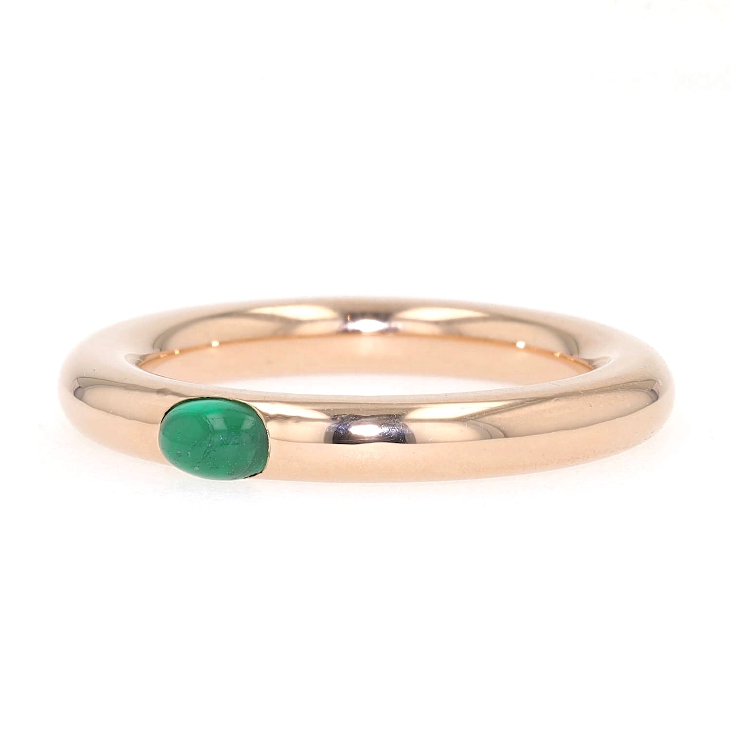 Ring in 750 rose gold with an emerald cabochon, turned horizontally to the left