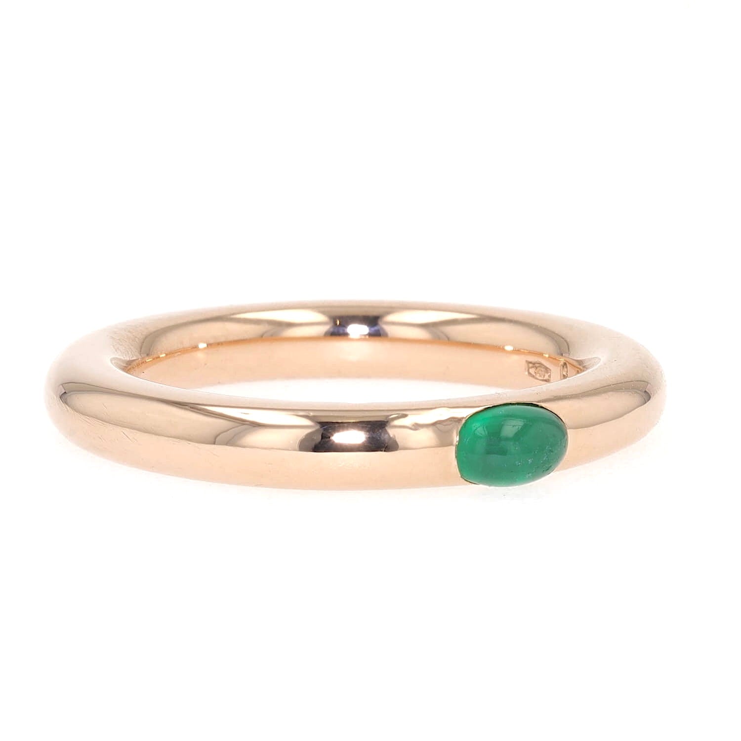 Ring in 750 rose gold with an emerald cabochon, turned horizontally to the right