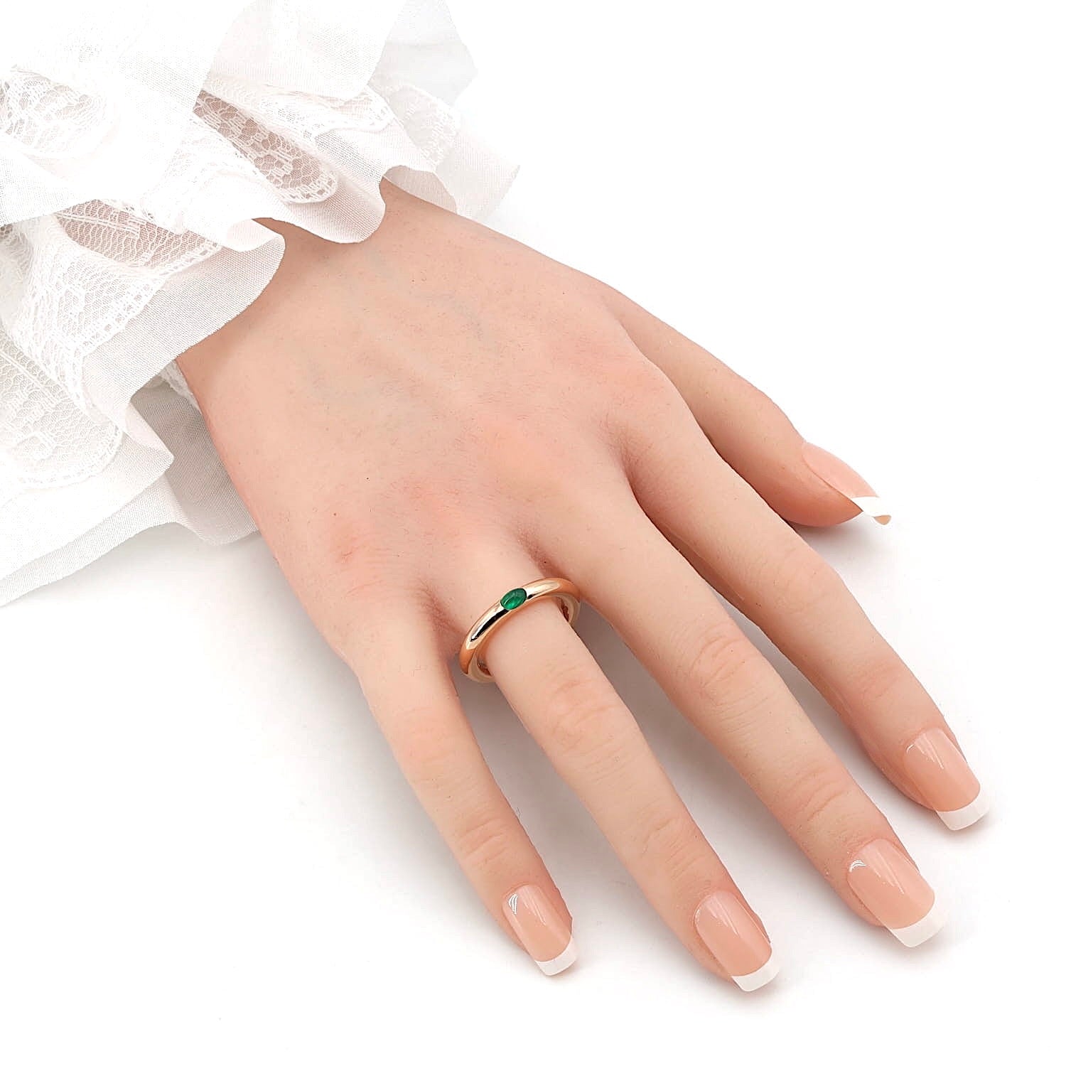 Ring in 750 rose gold with an emerald cabochon, on the hand