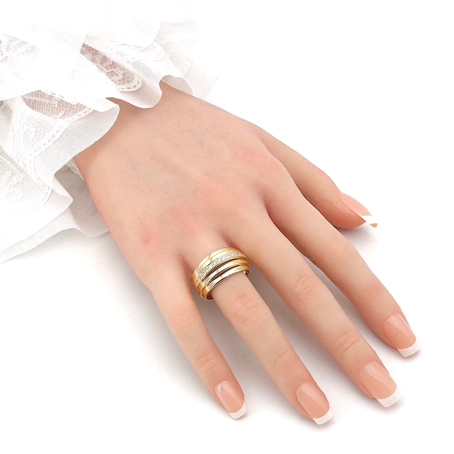 Ring in 750er Gelbgold mit Brillanten und Diamanten, an der Hand