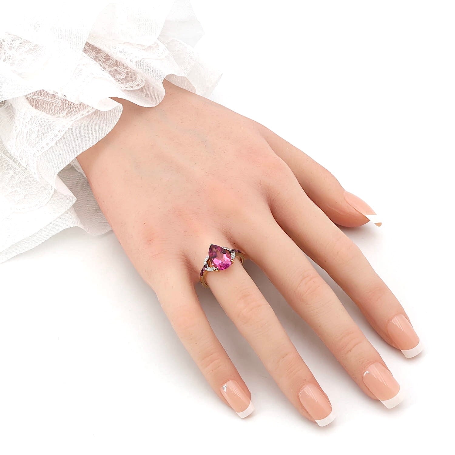 Ring in 375er Gelbgold mit einem pinkfarbenen Topas, Saphiren und Brillanten, stehend