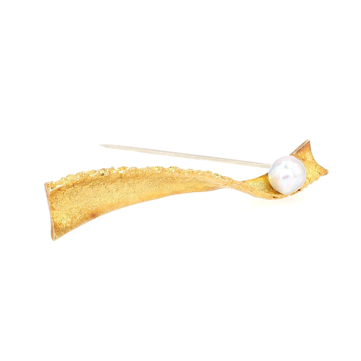 Brooch in 585 yellow gold with a cultured pearl, turned horizontally to the right