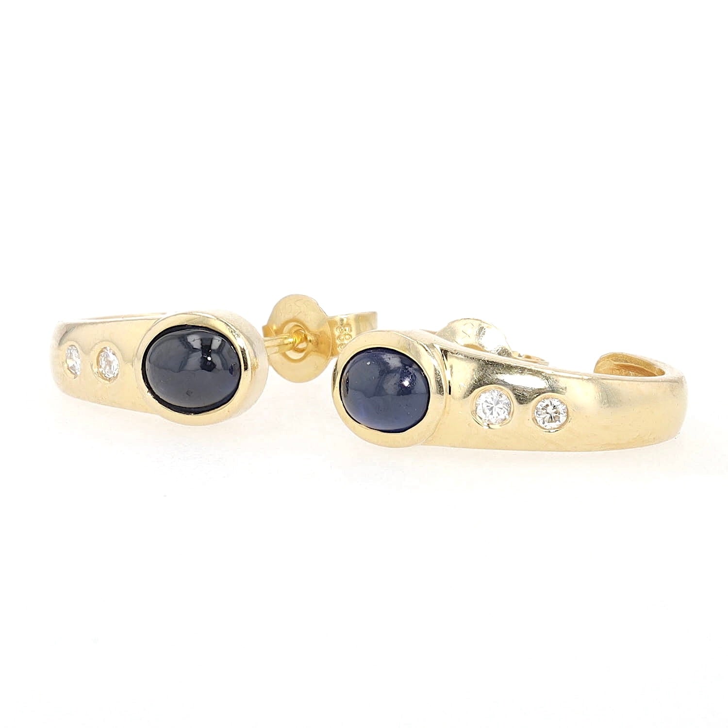 Half hoop earrings in 585 yellow gold, each with a sapphire and brilliants, turned horizontally to the left