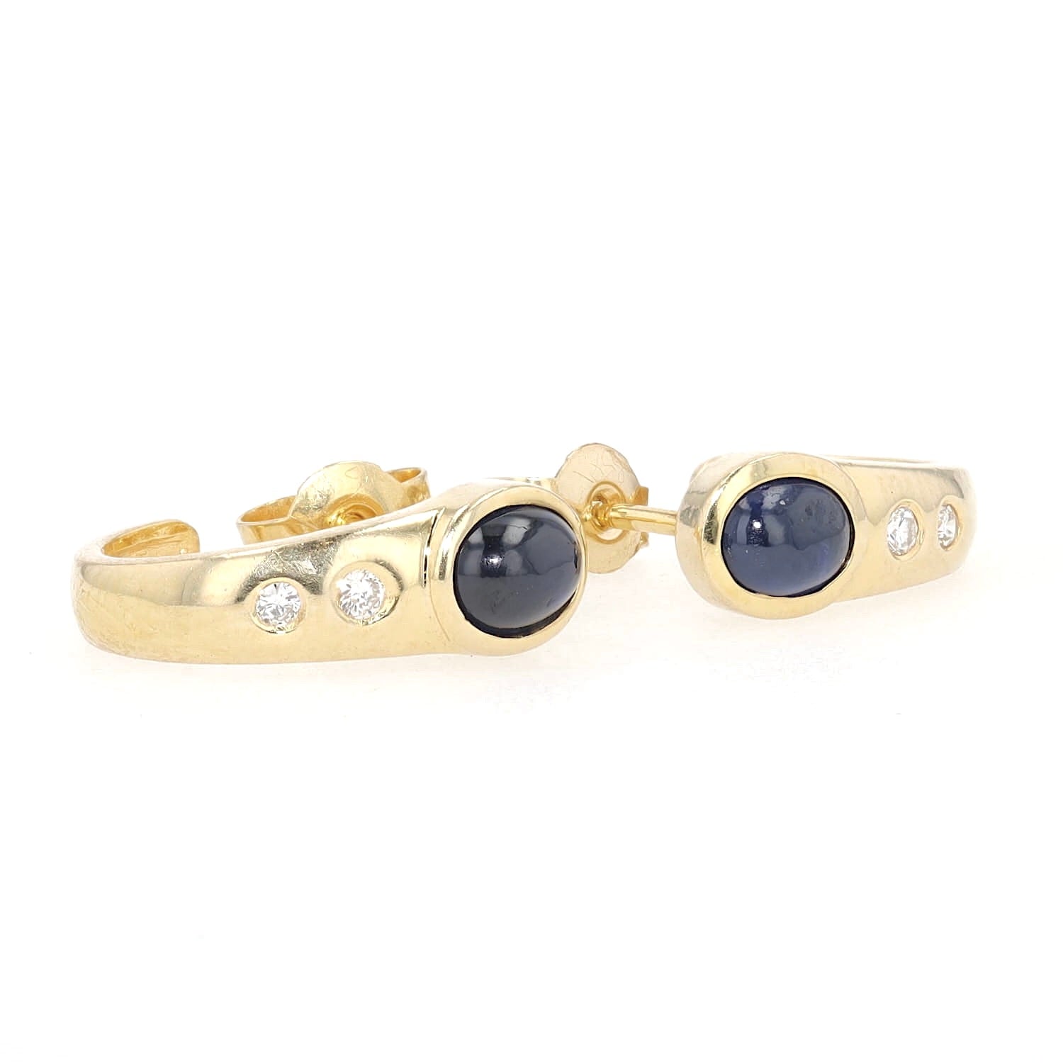 Half hoop earrings in 585 yellow gold, each with a sapphire and brilliants, turned horizontally to the right