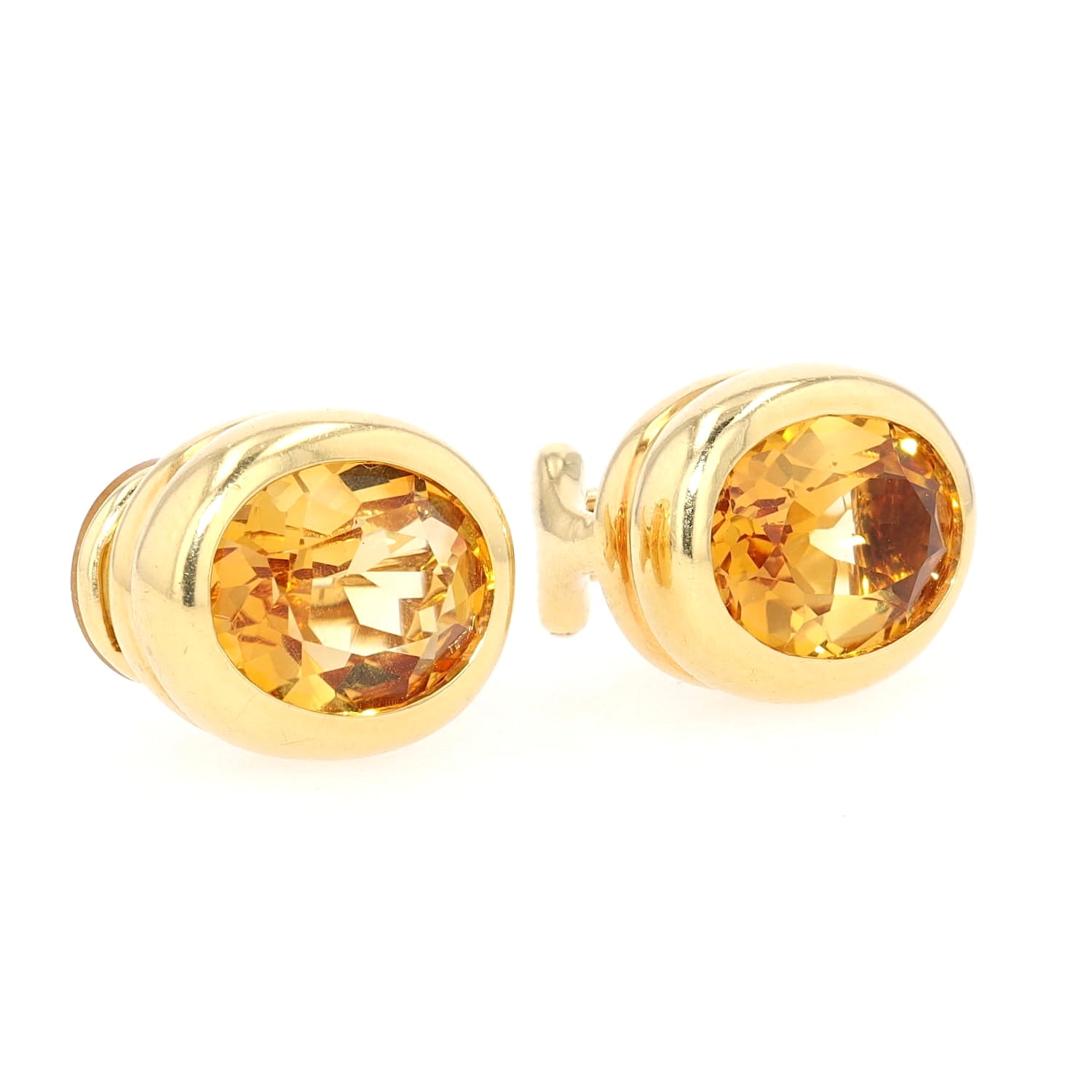 Pair of ear clips in 750 yellow gold with citrines, turned horizontally to the right