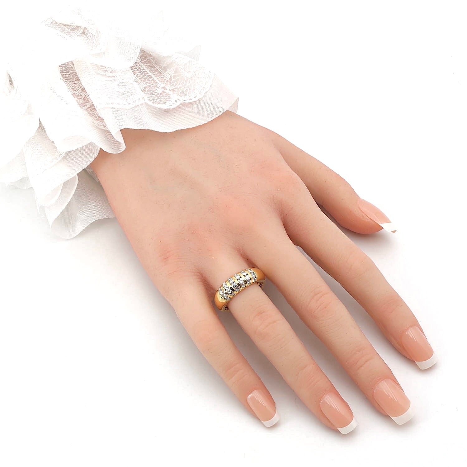 Ring in 750er Gelbgold mit ca. 0,90 ct Brillanten, an der Hand