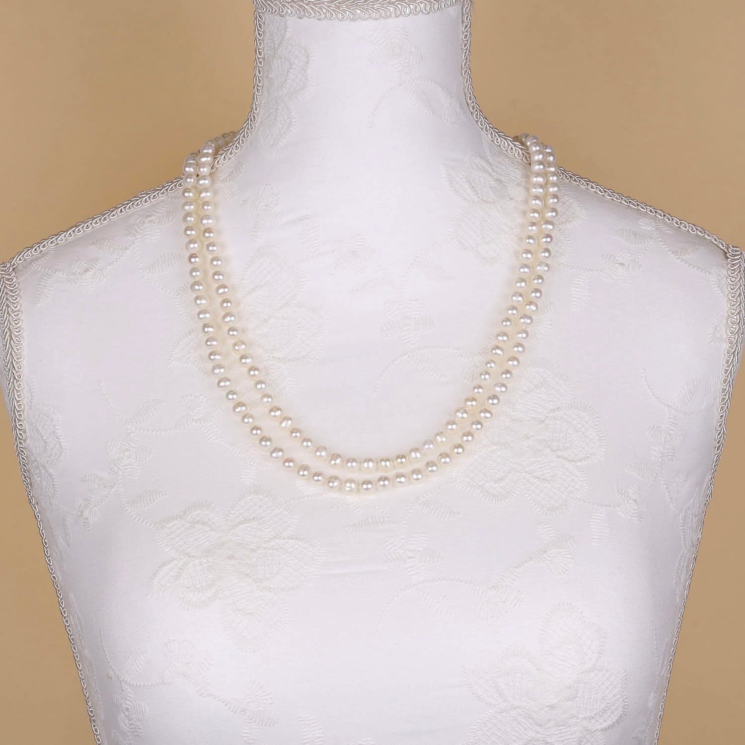 Endlose Zuchtperlenkette ca. 118 cm, an der hellen Büste