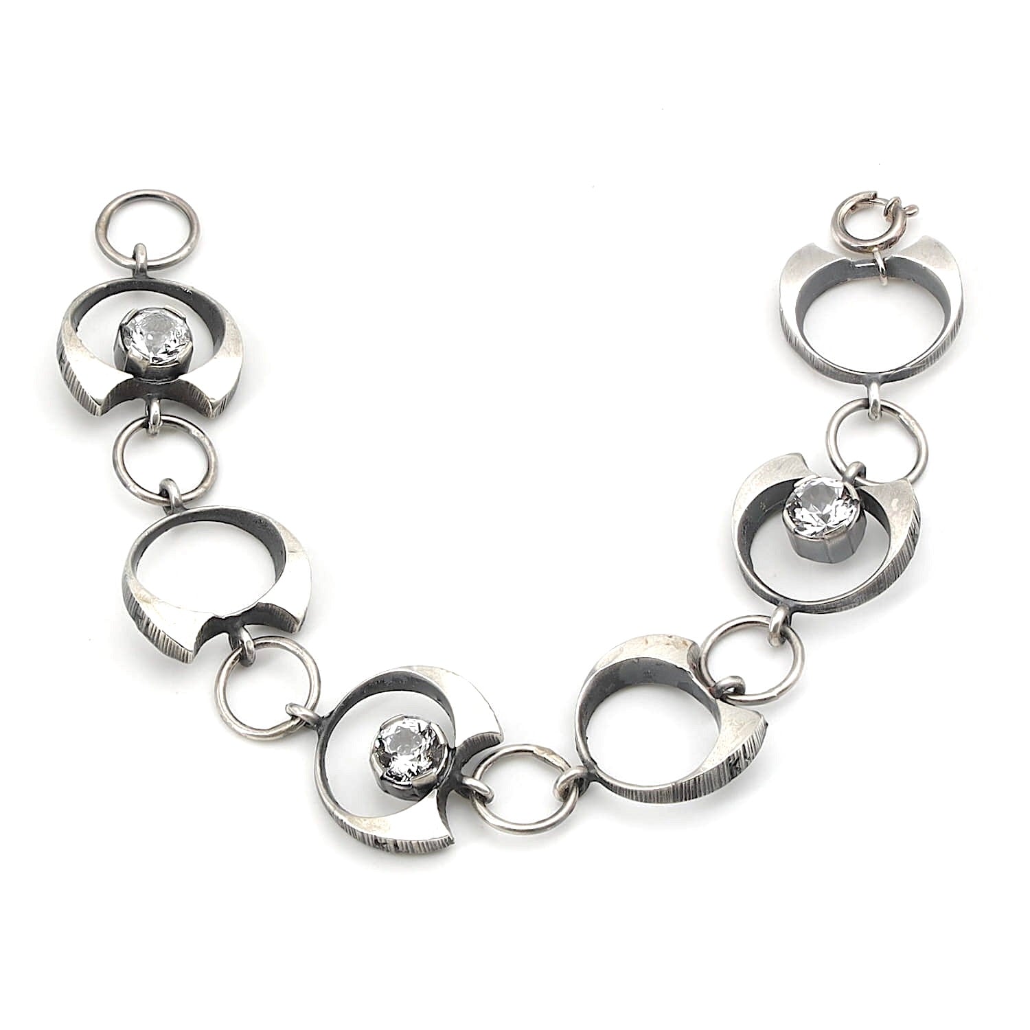 Karl Laine Armband in 925 Silber mit Bergkristallen, halb geöffnet Draufsicht