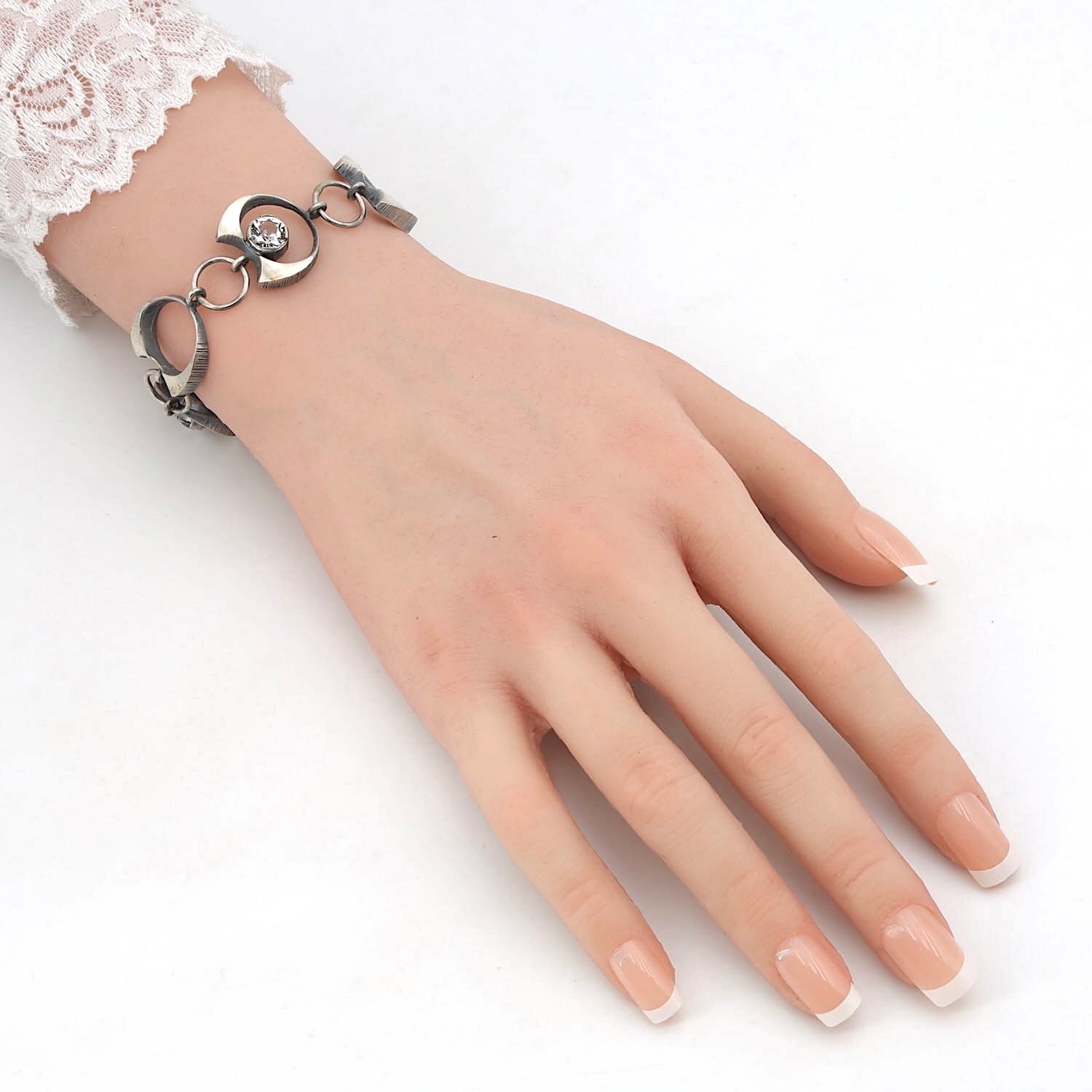 Karl Laine Armband in 925 Silber mit Bergkristallen, an einem künstlichen Handgelenk